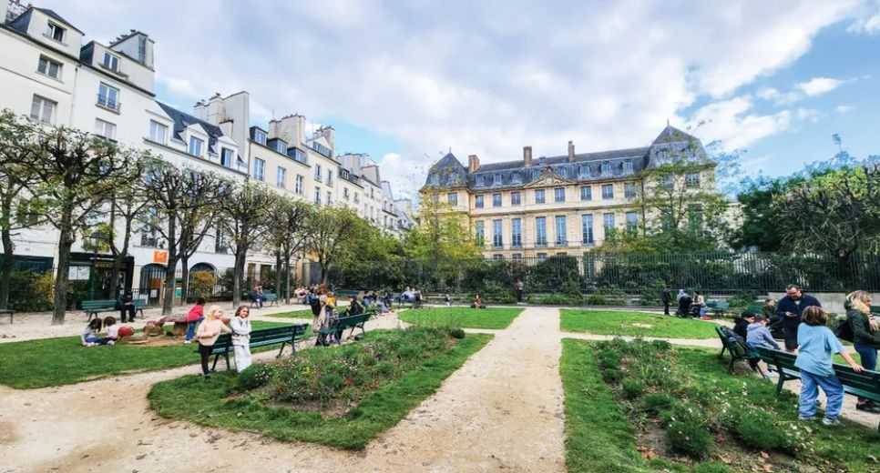“Sân vườn mini” trong khu phố cổ Marais, Paris. Ảnh: PHÚC TIẾN
