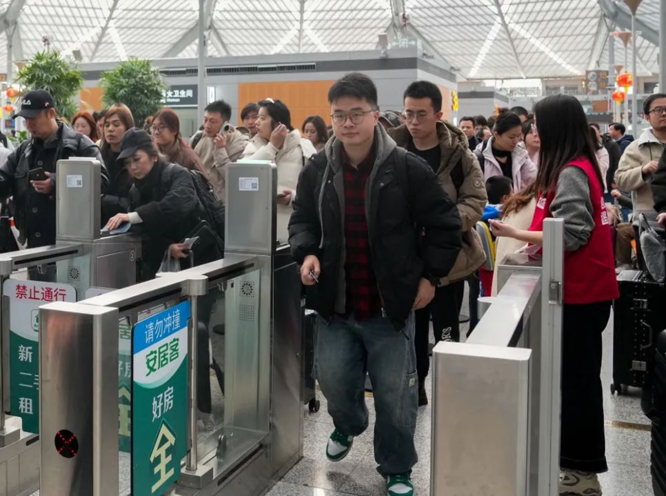 Hành khách đi tàu tại ga xe lửa thành phố Thượng Hải, Trung Quốc. Ảnh: THX