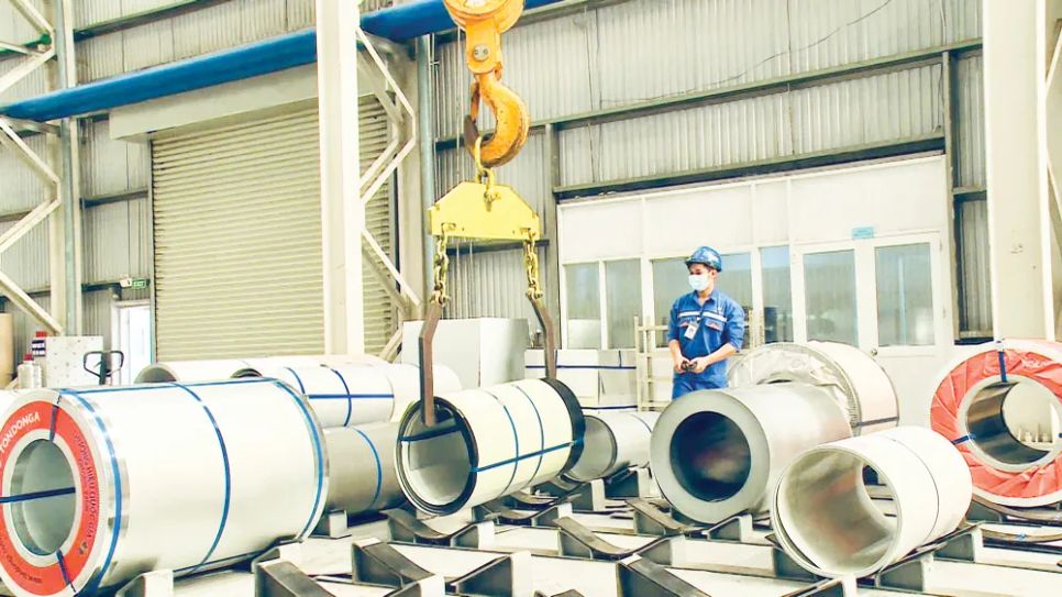 Sản xuất thép tại nhà máy thuộc Công ty cổ phần Thép Nam Kim, Khu công nghiệp Đồng An 2, phường Bình Dương.