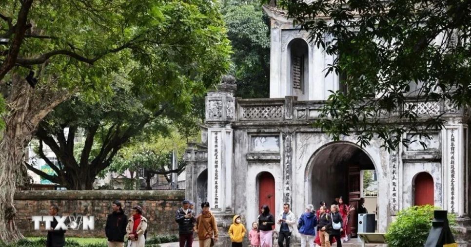 Người dân tham quan di tích Văn Miếu-Quốc Tử Giám. (Ảnh: Minh Đức/TTXVN)