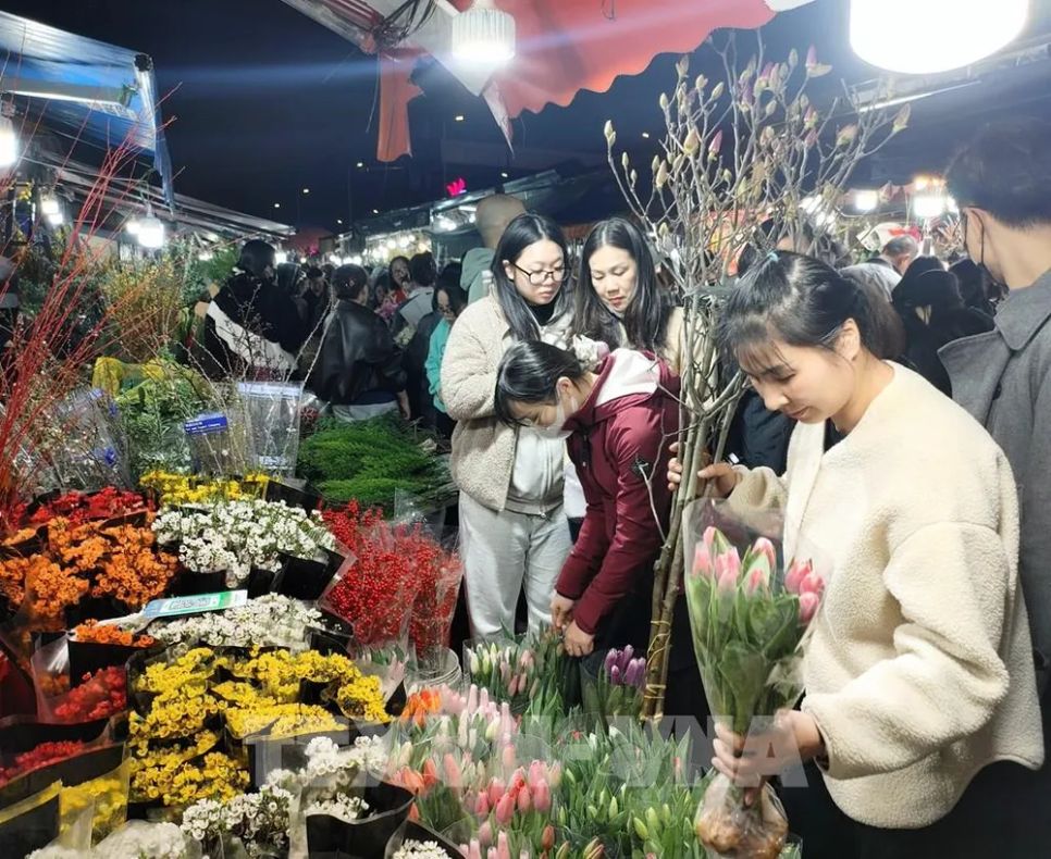 Đêm không ngủ tại chợ hoa Tết Quảng An Hà Nội