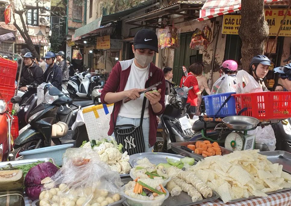 Bóng bì và bóng bì cuộn giò sống được chế biến sẵn để làm cánh bóng cho mâm cơm được bày bán tại chợ Hàng Bè. Ảnh: QUỐC KHÁNH