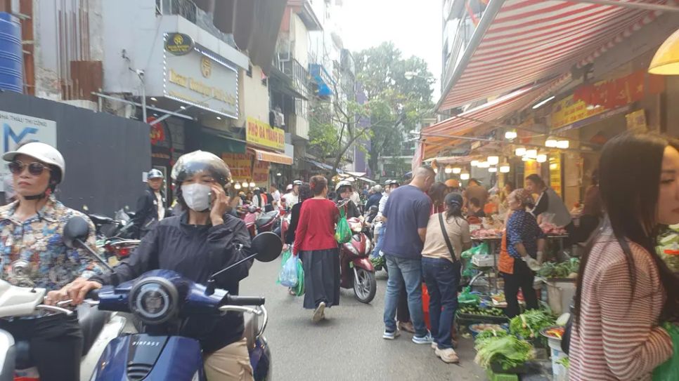 Không khí mua sắm tấp nập, đông đúc tại chợ Hàng Bè vào chiều 29 tháng Chạp năm Ất Tỵ. Ảnh: QUỐC KHÁNH