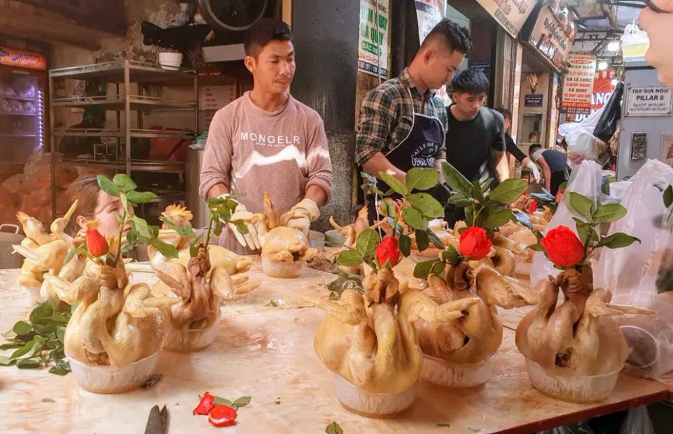 Mặt hàng gà luộc sẵn để lễ giao thừa có giá từ 800.000 đồng tới 1,3 triệu đồng/con được nhiều người tìm mua. Ảnh: QUỐC KHÁNH
