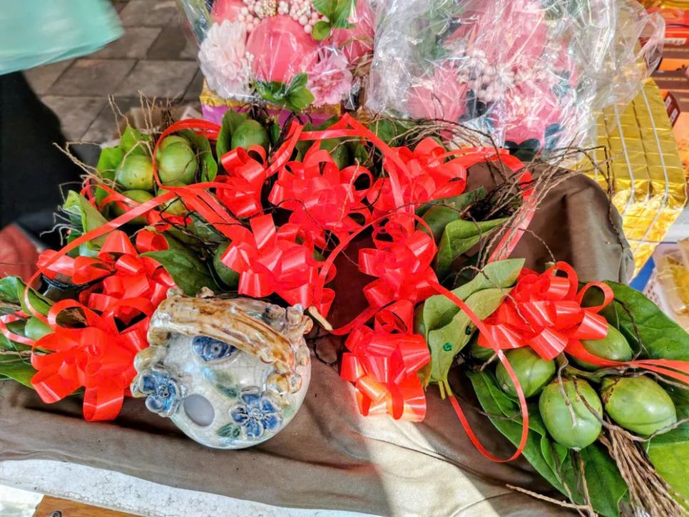 Trầu cau cho mâm lễ đón chào năm mới được bày bán tại chợ Hàng Bè. Ảnh: QUỐC KHÁNH