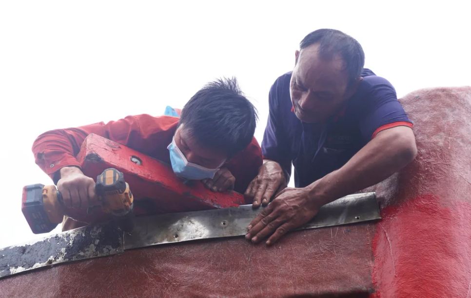Gia cố lại tấm thép thành tàu cá sau khi được 