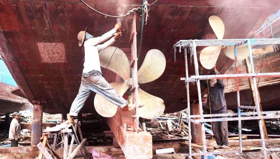 Không khí làm việc khân trương để tân trang các tàu cá ngay trước Tết Bính Ngọ 2026