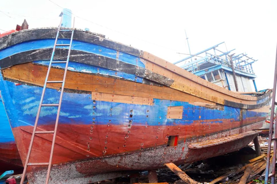 Lắp ghép lại kiên cố vỏ của một tàu cá