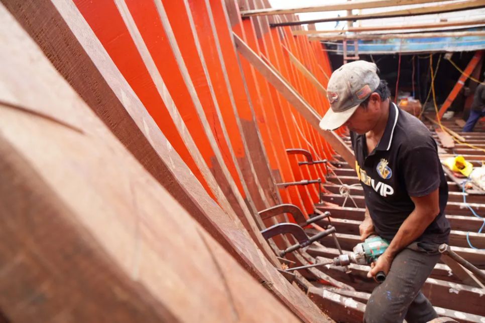 Những người thợ lành nghề ở xưởng đóng tàu Tam Quan nỗ lực ép lại, tạo khung sườn tàu cá bằng gỗ