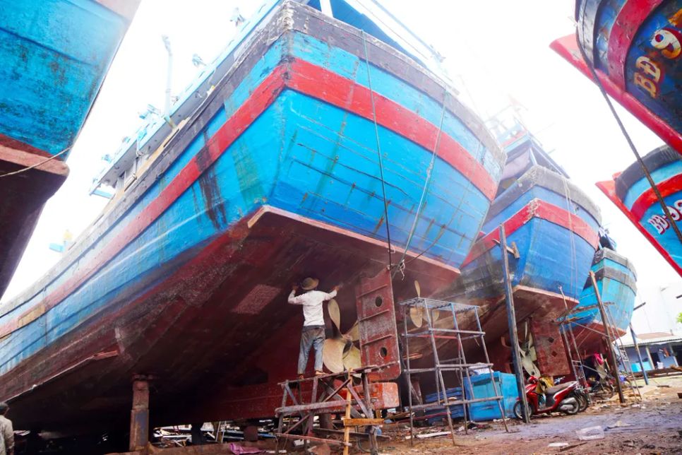 Những tàu cá công suất lớn đang lên đà chờ được tân trang lại