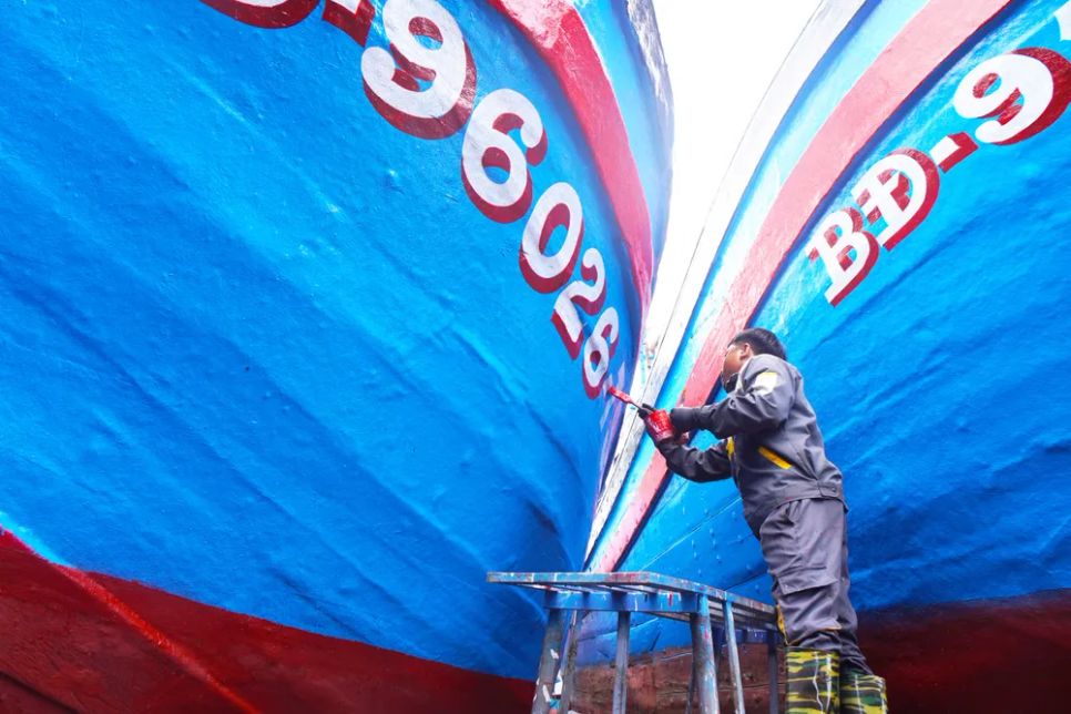 Sơn vẽ lại số hiệu các tàu cá mới được 