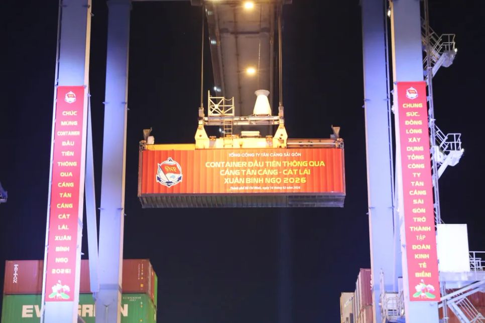 Container đầu tiên thông qua đêm giao thừa tại cảng Tân Cảng - Cát Lái. Ảnh: CÔNG HOAN Container đầu tiên thông qua đêm giao thừa tại cảng Tân Cảng - Cát Lái. Ảnh: CÔNG HOAN