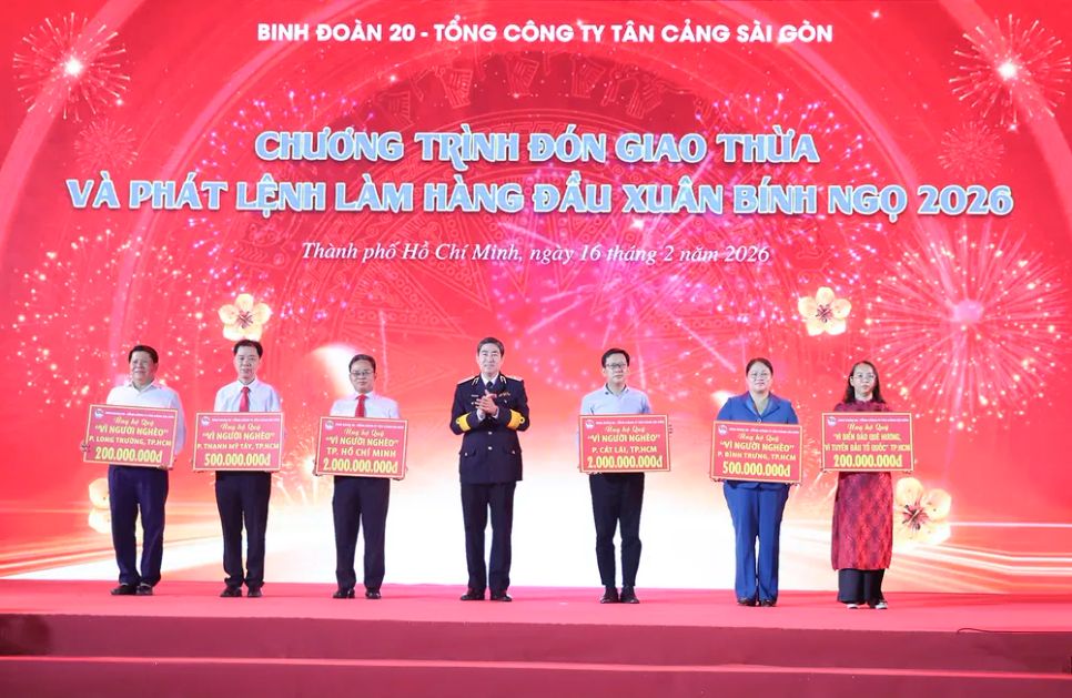Thiếu tướng Ngô Minh Thuấn trao kinh phí ủng hộ Quỹ “Vì người nghèo” và Quỹ “Vì biển đảo quê hương” của TPHCM và các xã, phường trên địa bàn Thành phố. Ảnh: CÔNG HOAN Thiếu tướng Ngô Minh Thuấn trao kinh phí ủng hộ Quỹ “Vì người nghèo” và Quỹ “Vì biển đảo quê hương” của TPHCM và các xã, phường trên địa bàn Thành phố. Ảnh: CÔNG HOAN
