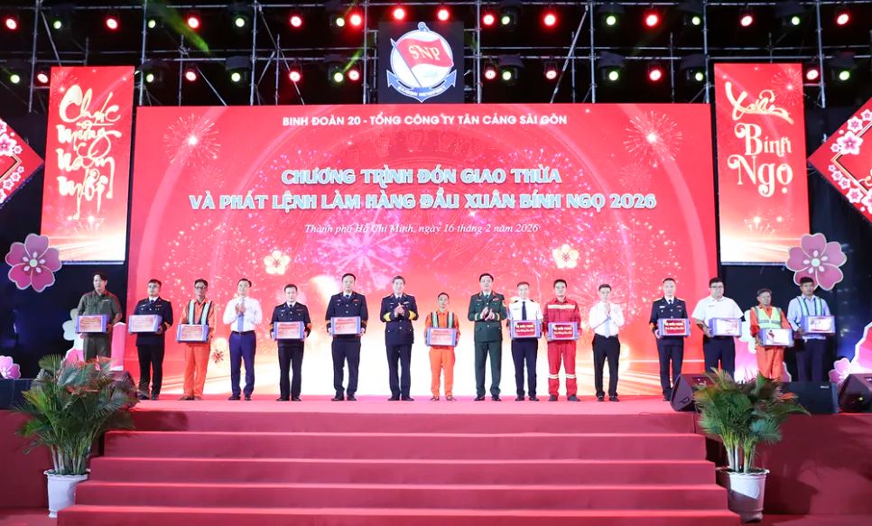 Thượng tướng Nguyễn Trường Thắng và Thiếu tướng Ngô Minh Thuấn tặng quà lực lượng sản xuất trong đêm giao thừa. Ảnh: CÔNG HOAN Thượng tướng Nguyễn Trường Thắng và Thiếu tướng Ngô Minh Thuấn tặng quà lực lượng sản xuất trong đêm giao thừa. Ảnh: CÔNG HOAN