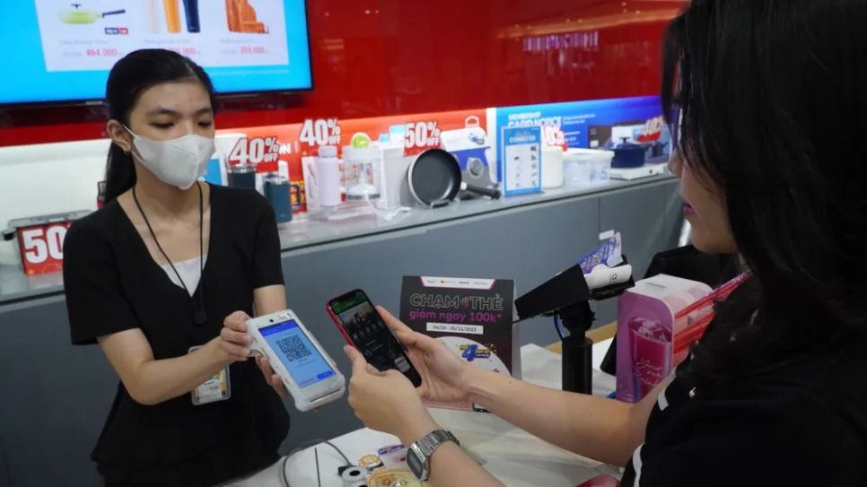 Khách hàng quét mã QR để thanh toán mua sắm