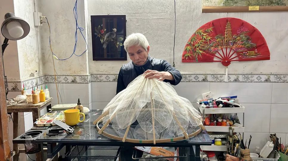 Nghệ nhân Võ Ngọc Hùng mày mò sáng tạo ra những chiếc nón độc đáo từ xương lá bàng Nghệ nhân Võ Ngọc Hùng mày mò sáng tạo ra những chiếc nón độc đáo từ xương lá bàng