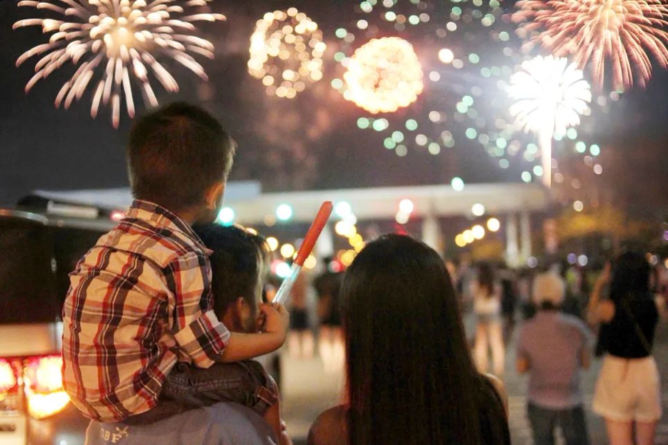 Cùng chào năm mới. Ảnh: DŨNG PHƯƠNG