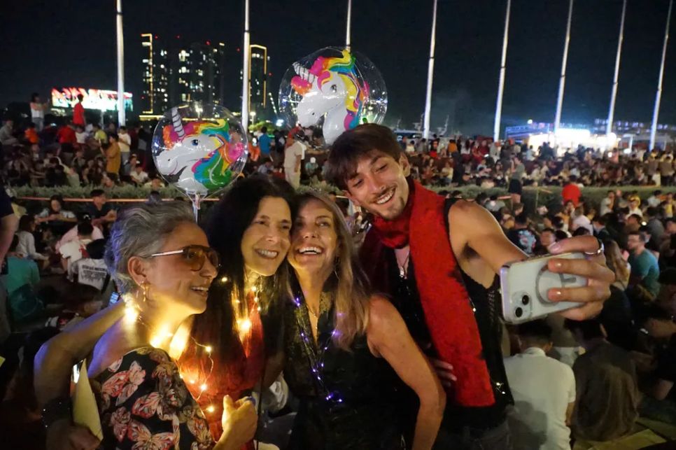 Du khách nước ngoài hào hứng chờ xem pháo hoa tại TPHCM. Ảnh: DŨNG PHƯƠNG