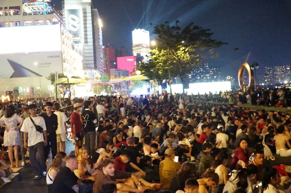 Người dân chờ đợi màn trình diễn pháo hoa chào năm mới Bính Ngọ. Ảnh: DŨNG PHƯƠNG