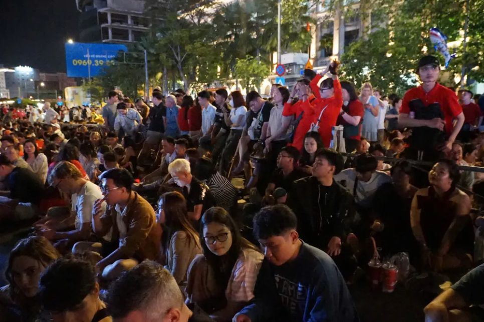 Người dân chờ đợi thưởng thức màn pháo hoa rực rỡ chào năm mới Bính Ngọ. Ảnh: DŨNG PHƯƠNG