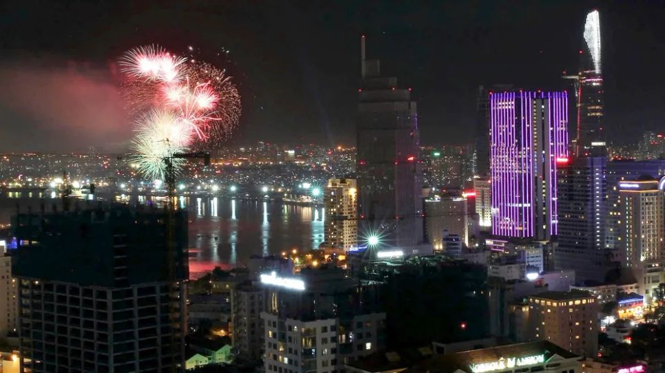 Pháo hoa chào đón năm mới 2026 ở TPHCM. Ảnh: DŨNG PHƯƠNG