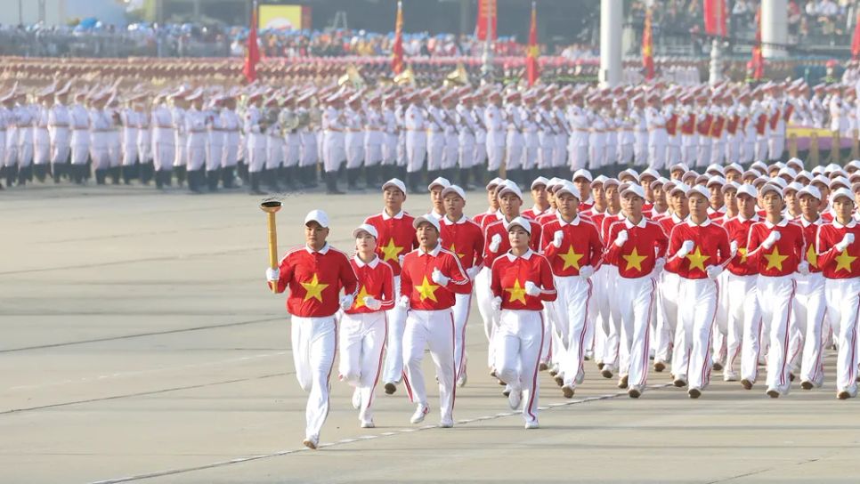 Nghi thức rước đuốc thắp sáng đài lửa truyền thống tại Lễ kỷ niệm 80 năm Cách mạng Tháng Tám và Quốc khánh, sáng 2-9-2025. Ảnh: Quang Phúc