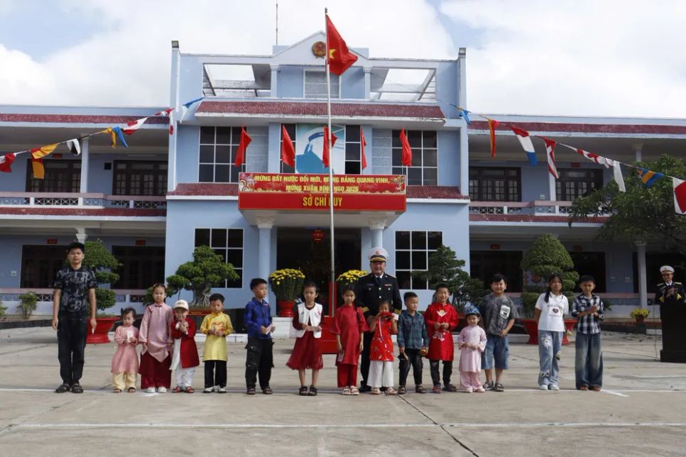 Lãnh đạo trung đoàn chúc tết, lì xì cho các em nhỏ