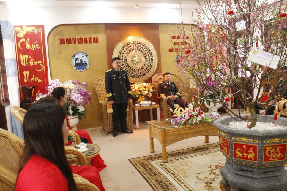 Thượng tá Phạm Văn Sơn, Chính ủy Trung đoàn chúc tết chỉ huy các cơ quan, đơn vị