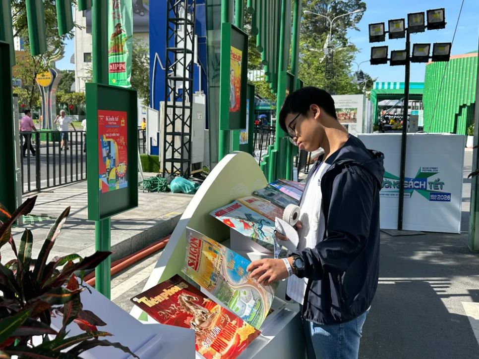 Bạn trẻ đọc báo tại khu vực trưng bày báo xuân 2026 trong không gian Đường sách Tết. Ảnh: TIỂU TÂN Bạn trẻ đọc báo tại khu vực trưng bày báo xuân 2026 trong không gian Đường sách Tết. Ảnh: TIỂU TÂN