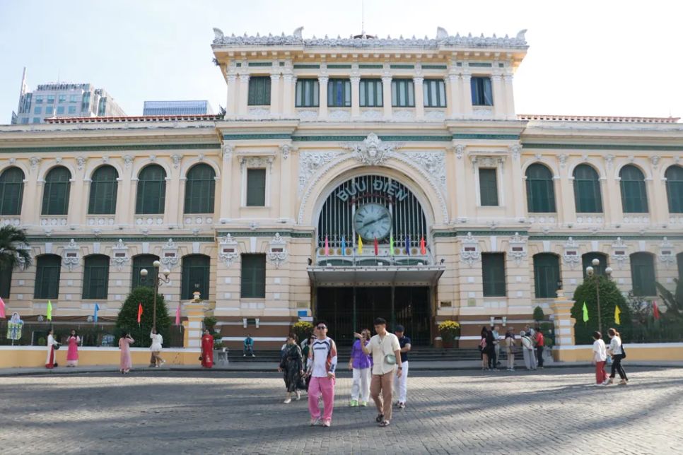 Bưu điện Trung tâm TPHCM sáng mùng 1 tết. Ảnh: TIỂU TÂN Bưu điện Trung tâm TPHCM sáng mùng 1 tết. Ảnh: TIỂU TÂN