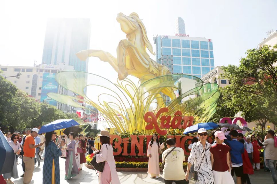 Đường hoa Nguyễn Huệ Tết Bính Ngọ. Ảnh: TIỂU TÂN Đường hoa Nguyễn Huệ Tết Bính Ngọ. Ảnh: TIỂU TÂN