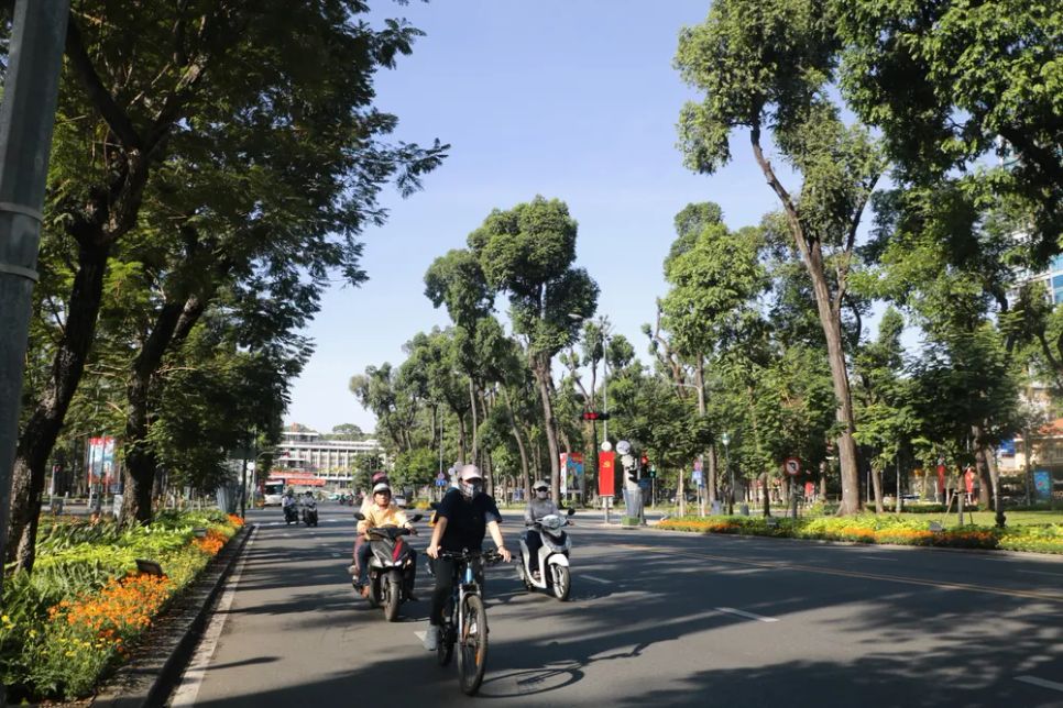 Đường phố tại TPHCM ngày mùng 1 tết rất thông thoáng. Ảnh: TIỂU TÂN Đường phố tại TPHCM ngày mùng 1 tết rất thông thoáng. Ảnh: TIỂU TÂN