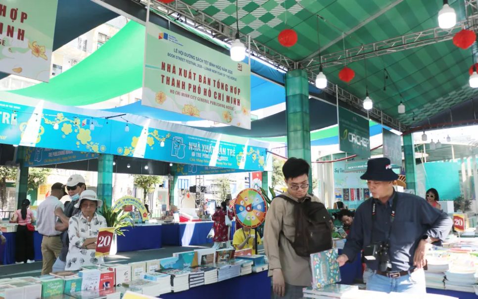 Đường sách Tết Bính Ngọ 2026. Ảnh: TIỂU TÂN Đường sách Tết Bính Ngọ 2026. Ảnh: TIỂU TÂN