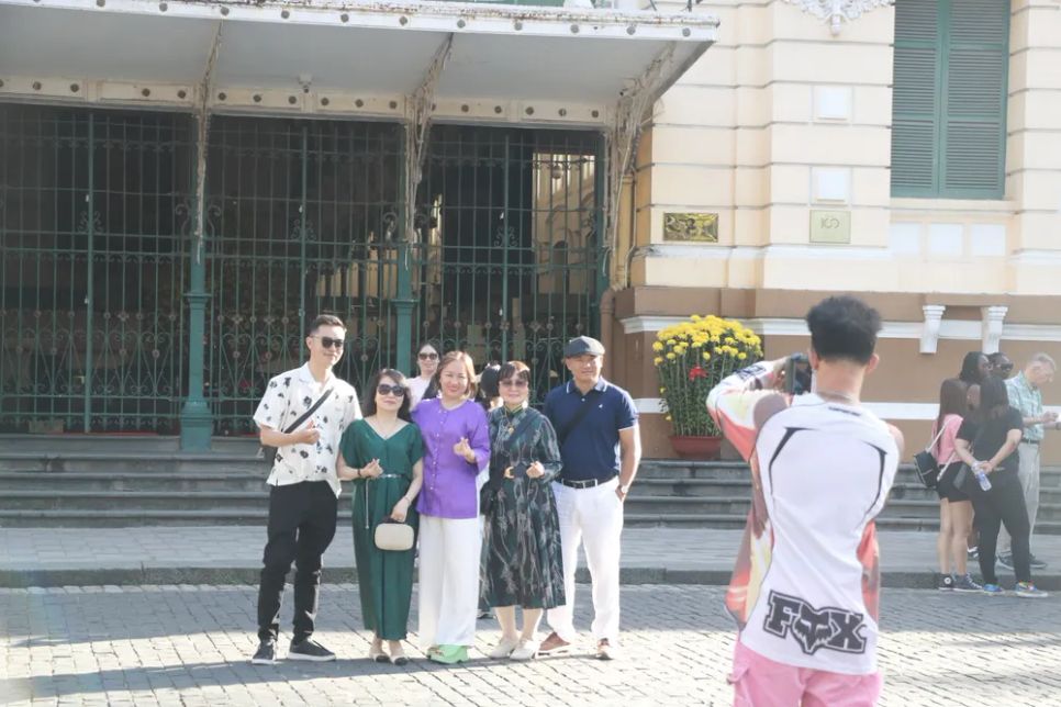 Người dân check-in Bưu điện Trung tâm Thành phố sáng mùng 1 tết. Ảnh: TIỂU TÂN Người dân check-in Bưu điện Trung tâm Thành phố sáng mùng 1 tết. Ảnh: TIỂU TÂN