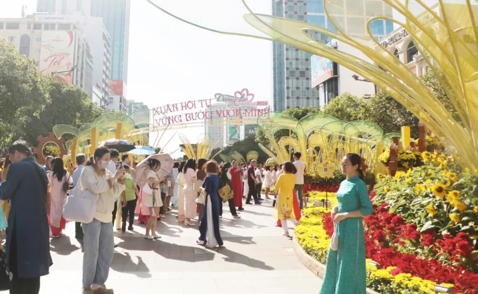 Người dân du xuân tại Đường hoa Nguyễn Huệ Tết Bính Ngọ 2026. Ảnh: TIỂU TÂN Người dân du xuân tại Đường hoa Nguyễn Huệ Tết Bính Ngọ 2026. Ảnh: TIỂU TÂN