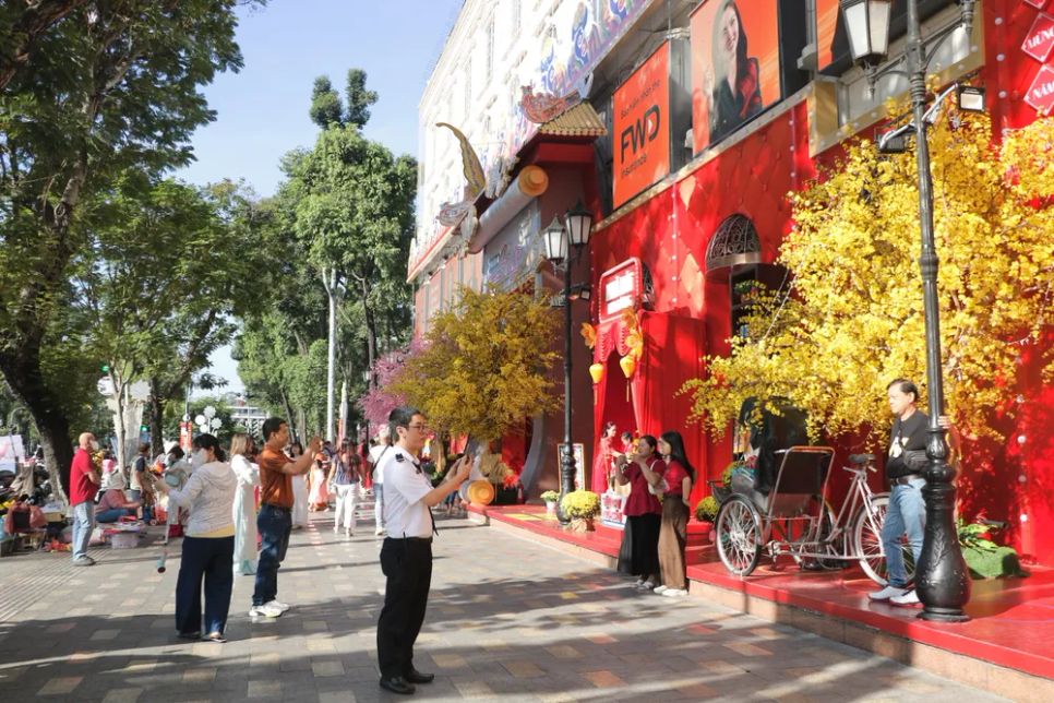 Người dân tập trung trước Diamond Plaza. Ảnh: TIỂU TÂN Người dân tập trung trước Diamond Plaza. Ảnh: TIỂU TÂN