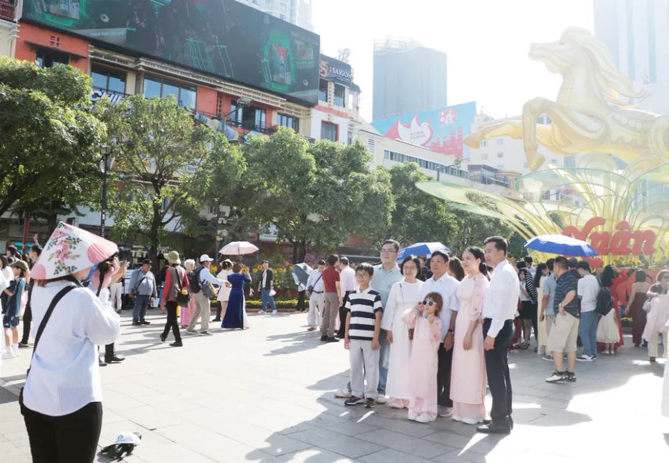 Người dân TPHCM rộn ràng du xuân Người dân TPHCM rộn ràng du xuân