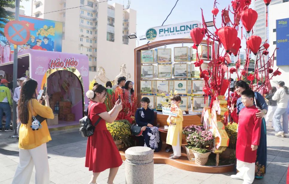 Người dân TPHCM rộn ràng du xuân Người dân TPHCM rộn ràng du xuân