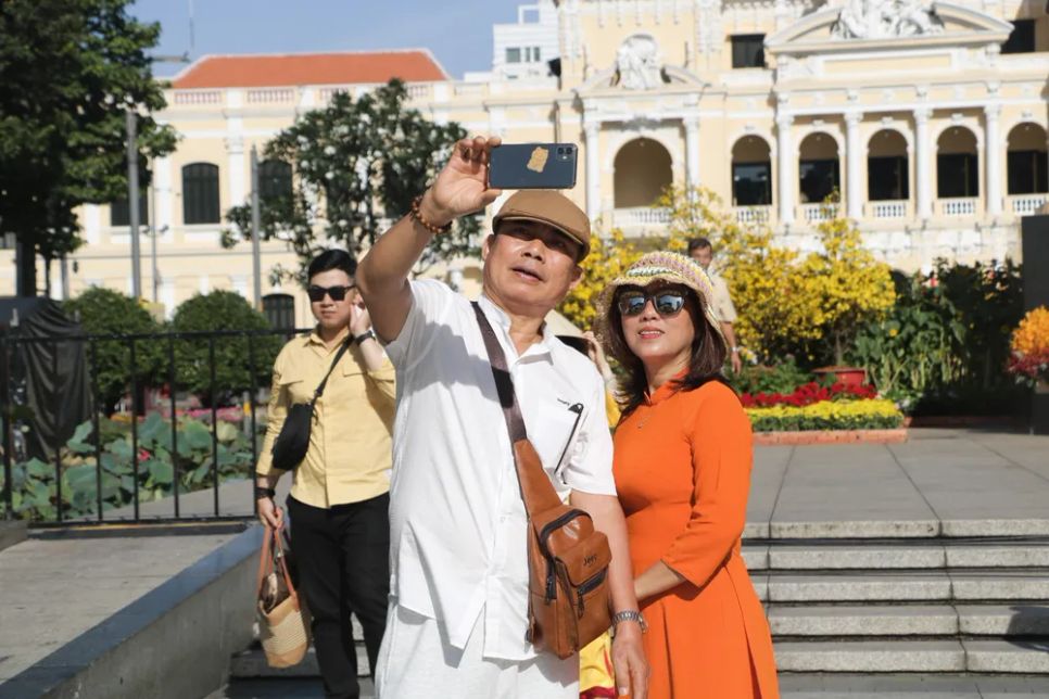 Người dân TPHCM rộn ràng du xuân Người dân TPHCM rộn ràng du xuân