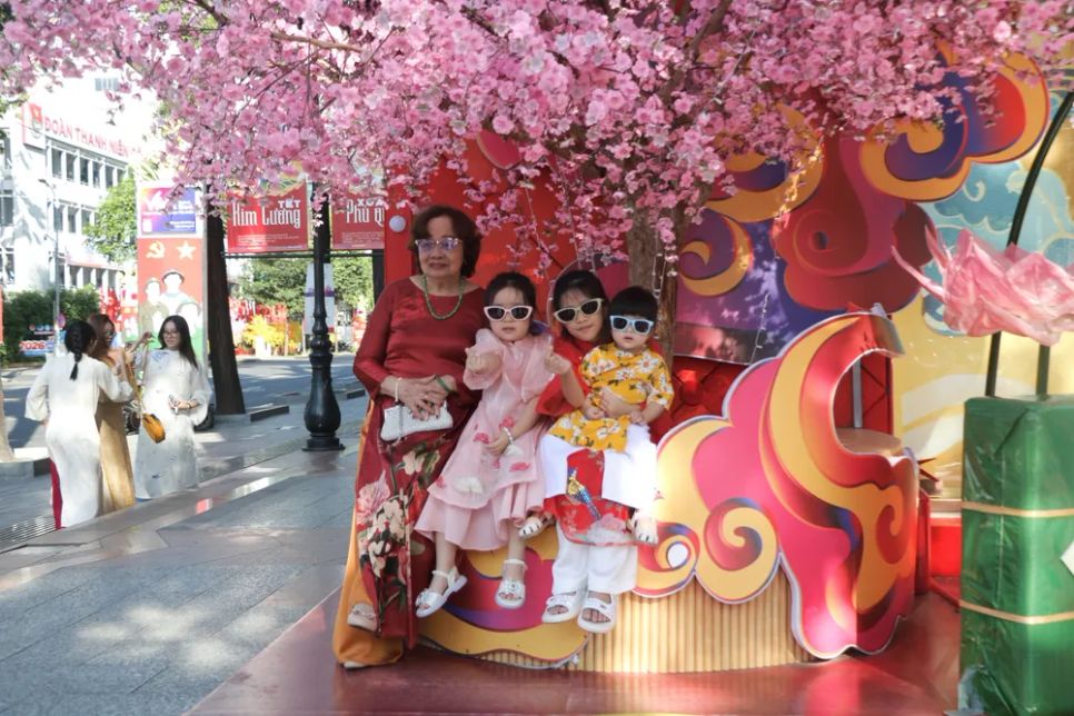 Người dân TPHCM rộn ràng du xuân Người dân TPHCM rộn ràng du xuân