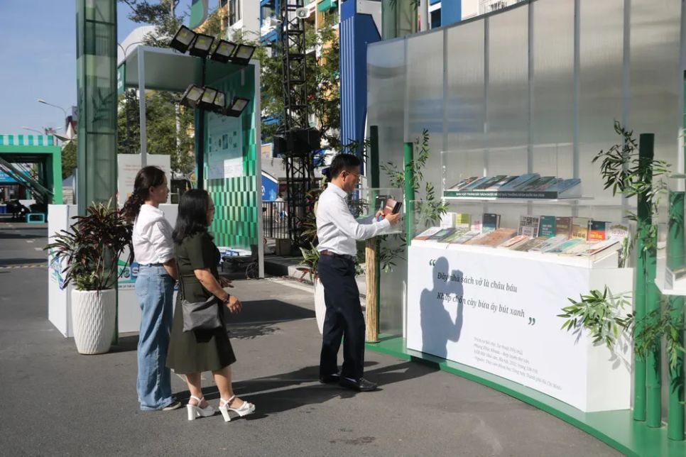 Người dân TPHCM rộn ràng du xuân Người dân TPHCM rộn ràng du xuân