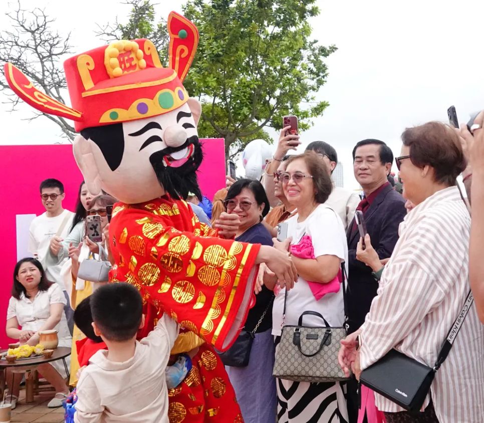 Du khách được đón chào nồng nhiệt, thưởng thức các tiết mục múa lân sư rồng rộn ràng. <br> Ảnh: XUÂN QUỲNH Du khách được đón chào nồng nhiệt, thưởng thức các tiết mục múa lân sư rồng rộn ràng. <br> Ảnh: XUÂN QUỲNH