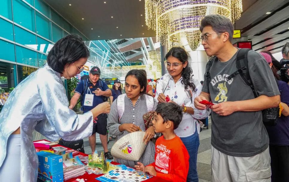 Du khách được nhận phần quà mang đậm hương sắc Tết Việt. Ảnh: XUÂN QUỲNH Du khách được nhận phần quà mang đậm hương sắc Tết Việt. Ảnh: XUÂN QUỲNH