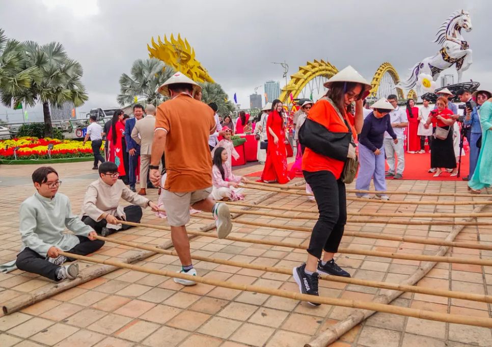 Du khách nhảy sạp tại đường hoa Đà Nẵng. Ảnh: XUÂN QUỲNH Du khách nhảy sạp tại đường hoa Đà Nẵng. Ảnh: XUÂN QUỲNH