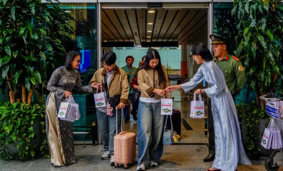 Ngành du lịch Đà Nẵng chào đón những du khách đầu tiên đến địa phương. Ảnh: XUÂN QUỲNH Ngành du lịch Đà Nẵng chào đón những du khách đầu tiên đến địa phương. Ảnh: XUÂN QUỲNH