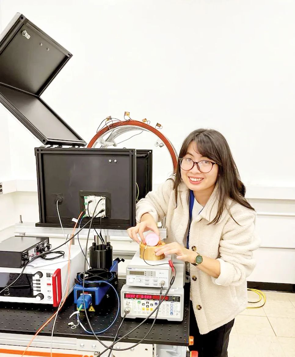 Nhà Vật lý hạt nhân Nguyễn Thị Diện giới thiệu các công trình, thiết bị trong phòng thí nghiệm của mình