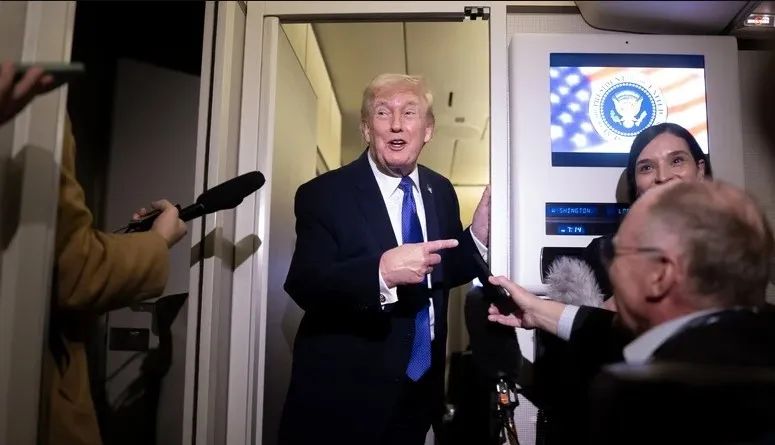 Tổng thống Mỹ Donald Trump trả lời báo giới ngày 16-2. Ảnh: RTE Tổng thống Mỹ Donald Trump trả lời báo giới ngày 16-2. Ảnh: RTE