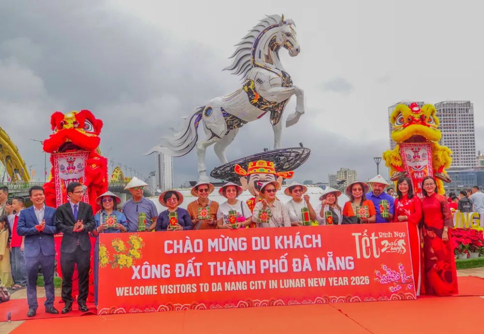 Đoàn du khách xông đất TP Đà Nẵng năm mới Bính Ngọ. Ảnh: XUÂN QUỲNH