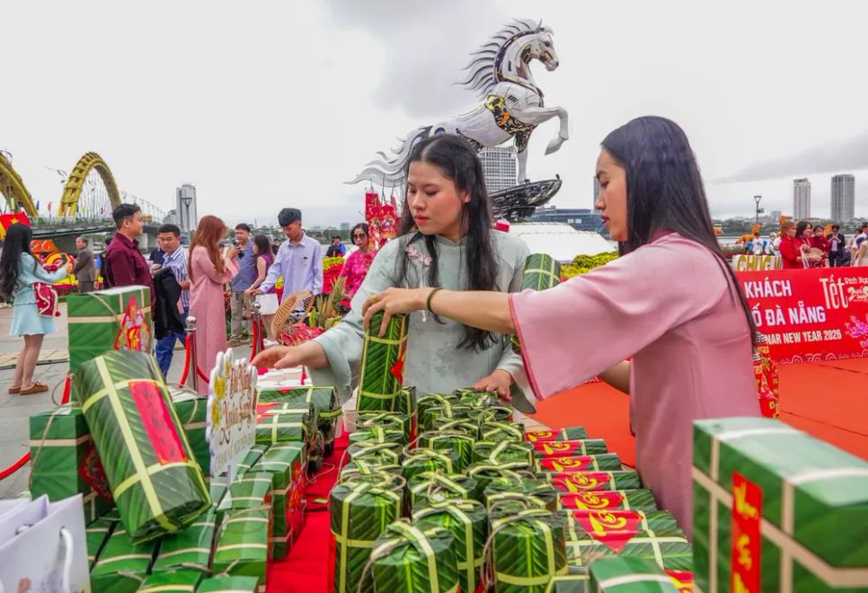 Du khách được trao tặng quà lưu niệm. Ảnh: XUÂN QUỲNH