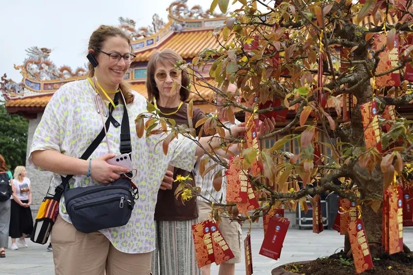 Du khách quốc tế hái lộc đầu Xuân Bính Ngọ tại Đại nội Huế